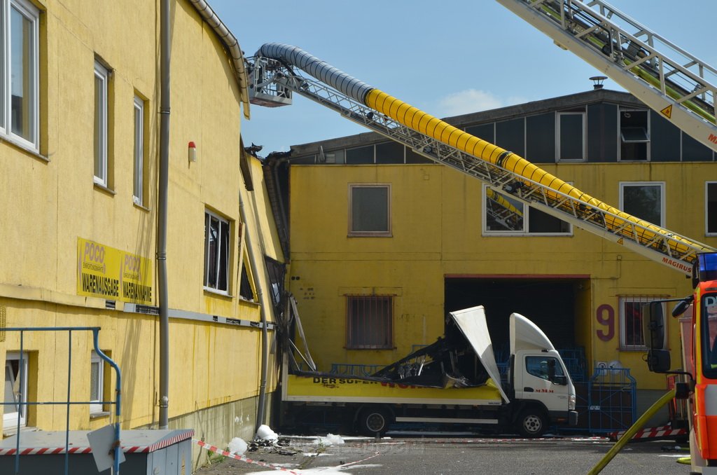 Grossfeuer Poco Lager Koeln Porz Gremberghoven Hansestr P992.JPG - Miklos Laubert